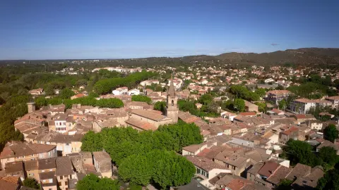 Vue aérienne d'un village provençal aux toits de tuiles