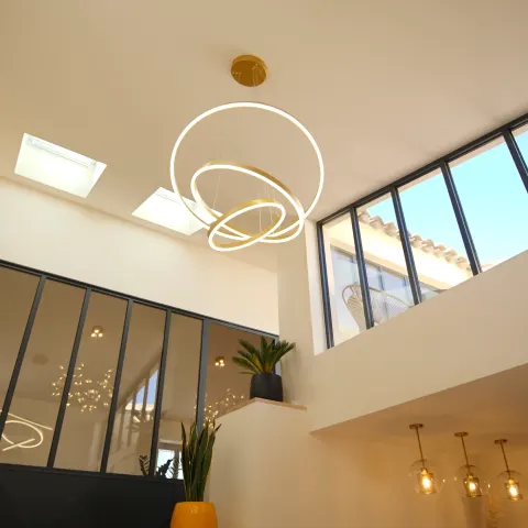 Bureaux lumineux de Kardinalis Patrimoine sous une verrière