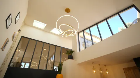 Bureaux lumineux de Kardinalis Patrimoine sous une verrière