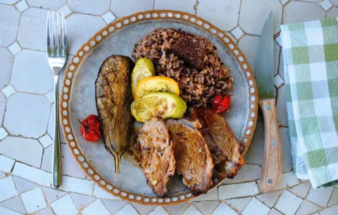 Assiette d'agneau grillé et de légumes du soleil