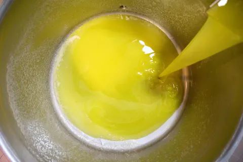 Huile d'olive fraîche s'écoulant du moulin