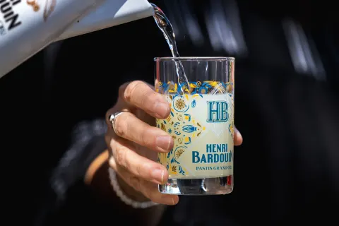 Main versant l'eau dans un verre de pastis Henri Bardouin