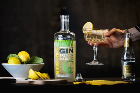 Gin distillé en Provence servi en cocktail avec citrons et tonic
