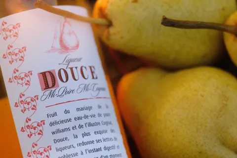 Étiquette de la liqueur Douce, entourée de poires