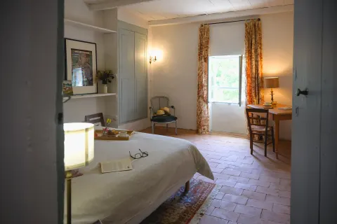 Chambre lumineuse aux tomettes de Chara en Provence