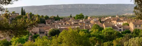Panorama sur le village d'Alleins et le Luberon