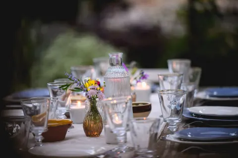 Table dressée à la bougie dans le jardin le soir