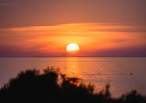 Coucher de soleil sur l'étang en Camargue