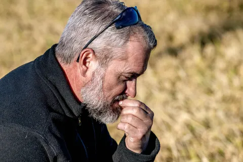 Portrait d'un producteur dans les herbes sèches