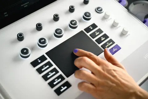 Main sur le pavé tactile d'un échographe Supersonic Imagine
