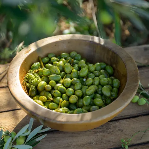 Bol en bois rempli d'olives vertes