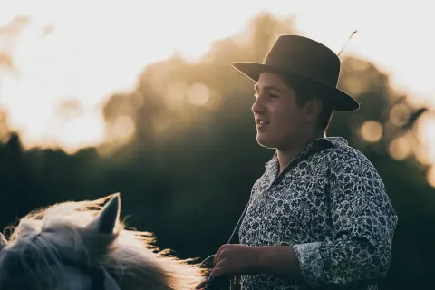 Gardian à cheval au soleil couchant