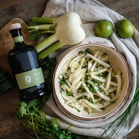 Bouteille d'huile d'olive Jòlibois et salade de fenouil