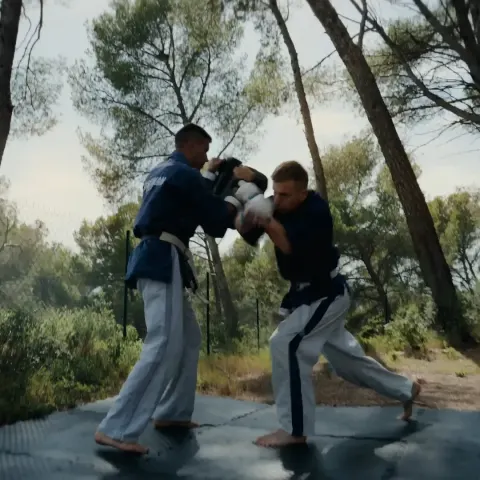 Deux pratiquants de Yoseikan Budo s'entraînant en extérieur