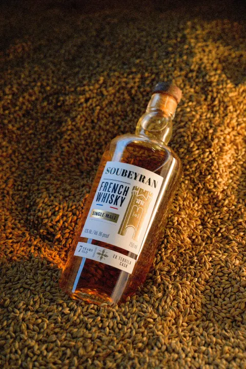 Bouteille de whisky Soubeyran posée dans le grain