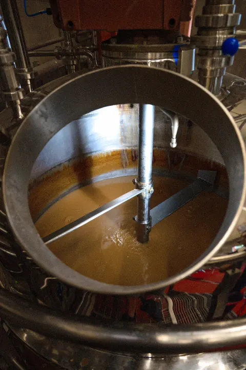 Intérieur d'une cuve de brassage à la distillerie