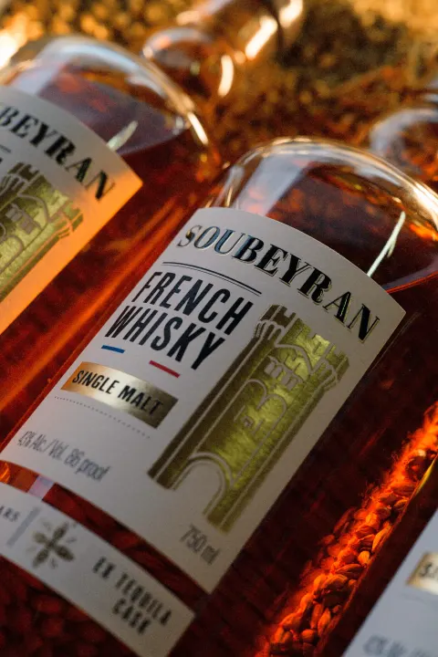 Gros plan sur l'étiquette du whisky Soubeyran single malt