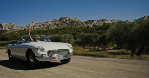 Voiture ancienne décapotable sur une route des Alpilles