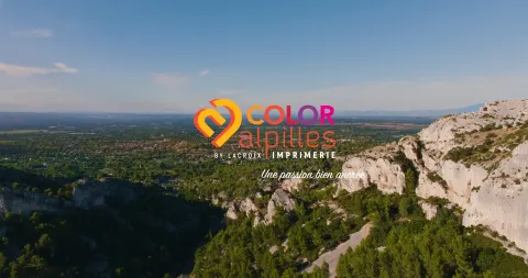 Vue aérienne des Alpilles avec le logo Color Alpilles