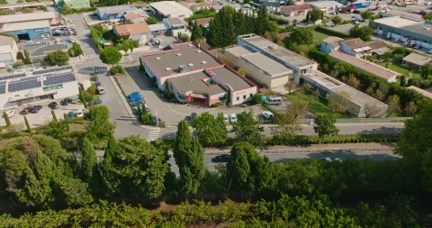 Vue aérienne de la zone d'activité de l'imprimerie Color Alpilles