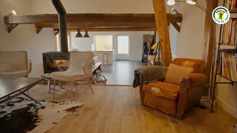 Salon chaleureux d'un gîte avec poêle à bois