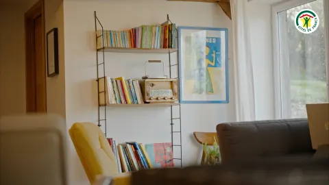 Salon d'un gîte avec bibliothèque