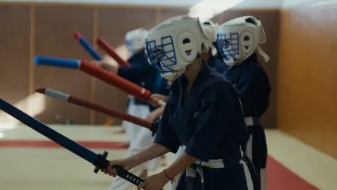 Pratiquants de Yoseikan Budo s'entraînant au sabre