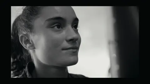 Portrait en noir et blanc d'une jeune pratiquante de Yoseikan Budo