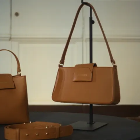 Sac en cuir Carmen & Simone présenté sur un support