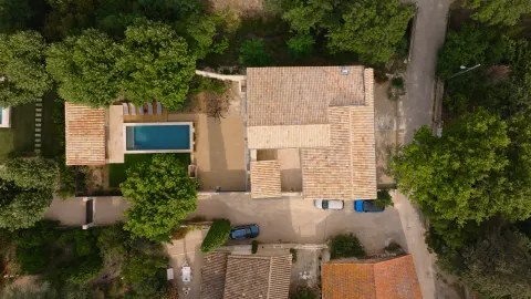 Vue aérienne d'une maison provençale avec piscine