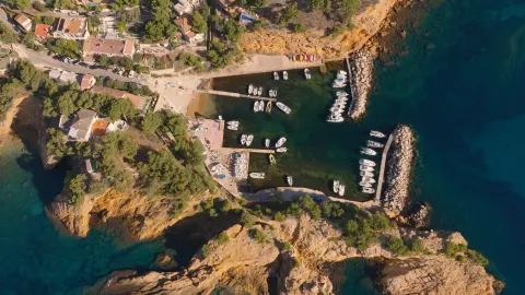 Vue aérienne d'une calanque et de son petit port